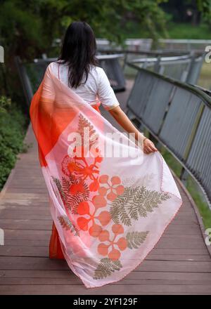 Une dame portant un saree fleuri coloré Banque D'Images