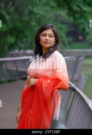 Une dame portant un saree fleuri coloré Banque D'Images