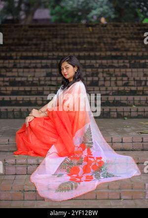 Une dame portant un saree fleuri coloré Banque D'Images