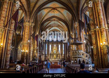 L'église de notre-Dame de Buda Château (église Matthias) - nef principale et autel à Budapest, Hongrie. Banque D'Images