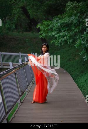 Une dame portant un saree fleuri coloré Banque D'Images