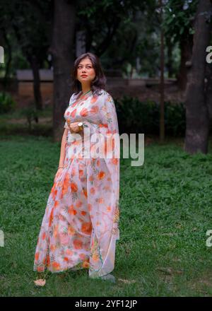 Une dame portant un saree fleuri coloré Banque D'Images