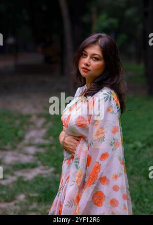 Une dame portant un saree fleuri coloré Banque D'Images