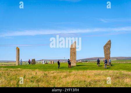 Touristes visitant l'ancien monument des pierres de Stenness sur Orkney Mainland. Banque D'Images