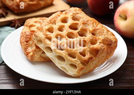 Délicieuses pâtisseries feuilletées avec remplissage de fruits sur la table en bois, gros plan Banque D'Images