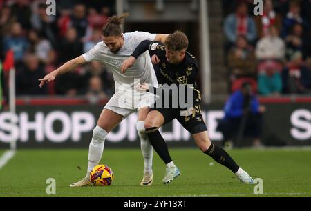 Victor Torp de Coventry City défie Luke Ayling de Middlesbrough lors du Sky Bet Championship match entre Middlesbrough et Coventry City au Riverside Stadium, Middlesbrough le samedi 2 novembre 2024. (Photo : Michael Driver | mi News) crédit : MI News & Sport /Alamy Live News Banque D'Images