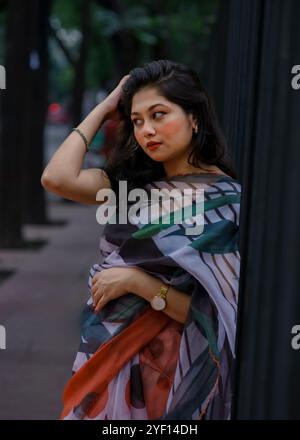 Une dame portant un saree fleuri coloré Banque D'Images