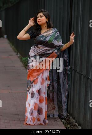 Une dame portant un saree fleuri coloré Banque D'Images