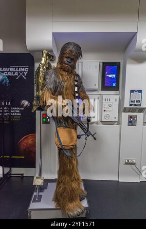 Star Wars Travelling Galaxy - Chewbacca avec C3PO à Budapest, Hongrie. Banque D'Images