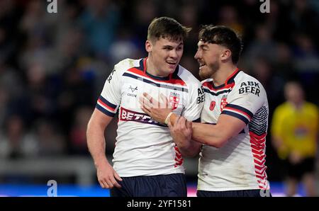 L'anglais Jack Welsby (à gauche) célèbre avoir marqué un essai contre les Samoa avec Matty Ashton (à droite), lors du match international masculin au stade AMT Headingley Rugby de Leeds. Date de la photo : samedi 2 novembre 2024. Banque D'Images