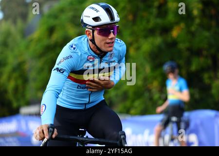 Pontevedra, Espagne. 02 novembre 2024. Le belge Thibau Nys photographié lors des préparatifs sur la piste des Championnats d'Europe de cyclocross de demain à Pontevedra, Espagne, samedi 02 novembre 2024. BELGA PHOTO DAVID PINTENS crédit : Belga News Agency/Alamy Live News Banque D'Images