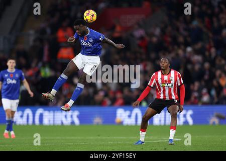 Orel Mangala d'Everton s'éloigne de Joe Aribo de Southampton lors du premier League match au St Mary's Stadium de Southampton. Date de la photo : samedi 2 novembre 2024. Banque D'Images