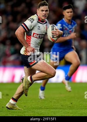 L'anglais Jack Welsby s'échappe pour marquer un essai contre les Samoa, lors du match international masculin au stade de rugby AMT Headingley de Leeds. Date de la photo : samedi 2 novembre 2024. Banque D'Images