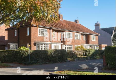 Maisons jumelées de style Art déco des années 1930 à Northallerton, North Yorkshire, Angleterre, Royaume-Uni Banque D'Images