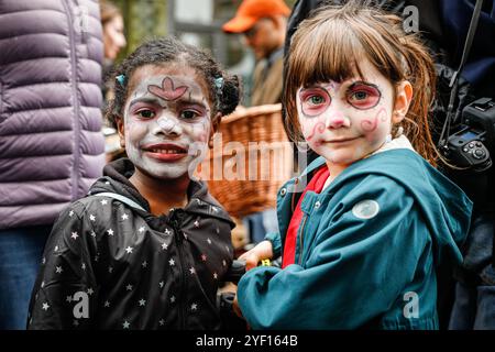 Londres, Royaume-Uni. 02 novembre 2024. Oriah et Petra, parmi les jeunes participants, ont eu leur visage peint et sont excités d'assister au festival avec leurs mamans. Les participants, dont beaucoup dans la peinture de visage et les costumes vibrants, se rassemblent à Columbia Road. Le festival et le défilé annuels du jour des morts sur et autour de Columbia Road salue la Journée mexicaine des morts, une occasion joyeuse malgré son nom, qui honore le décès d'êtres chers. Les participants se présentent en costumes colorés. Crédit : Imageplotter/Alamy Live News Banque D'Images