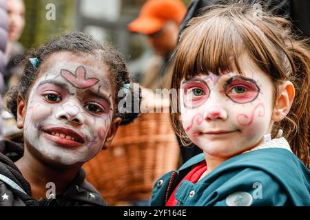 Londres, Royaume-Uni. 02 novembre 2024. Oriah et Petra, parmi les jeunes participants, ont eu leur visage peint et sont excités d'assister au festival avec leurs mamans. Les participants, dont beaucoup dans la peinture de visage et les costumes vibrants, se rassemblent à Columbia Road. Le festival et le défilé annuels du jour des morts sur et autour de Columbia Road salue la Journée mexicaine des morts, une occasion joyeuse malgré son nom, qui honore le décès d'êtres chers. Les participants se présentent en costumes colorés. Crédit : Imageplotter/Alamy Live News Banque D'Images