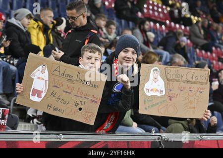 Salzbourg, Autriche. 02 novembre 2024. SALZBOURG, AUTRICHE - 2 NOVEMBRE : les fans de Salzbourg lors du match de l'Admiral Bundesliga entre le FC Red Bull Salzburg et le GAK 1902 au Red Bull Arena le 2 novembre 2024 à Salzbourg, Autriche. 241102 SEPA 26 001 - 20241102 PD6028 crédit : APA-PictureDesk/Alamy Live News Banque D'Images