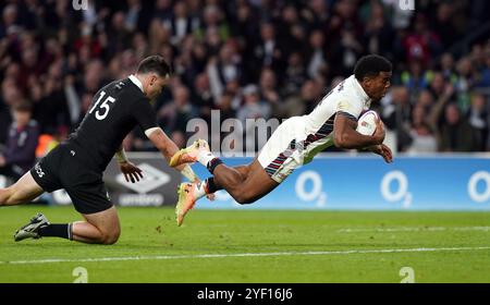 L'Anglais Immanuel Feyi-Waboso marque son premier essai lors du match international d'automne au stade Allianz de Twickenham. Date de la photo : samedi 2 novembre 2024. Banque D'Images