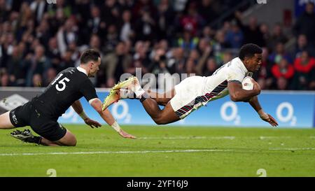 L'Anglais Immanuel Feyi-Waboso marque son premier essai lors du match international d'automne au stade Allianz de Twickenham. Date de la photo : samedi 2 novembre 2024. Banque D'Images