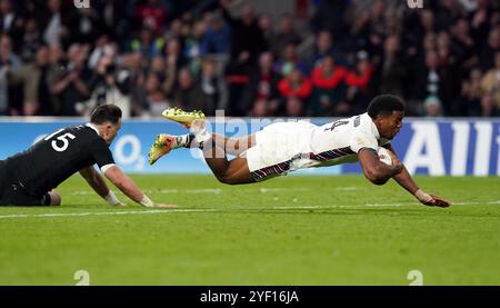 L'Anglais Immanuel Feyi-Waboso marque son premier essai lors du match international d'automne au stade Allianz de Twickenham. Date de la photo : samedi 2 novembre 2024. Banque D'Images