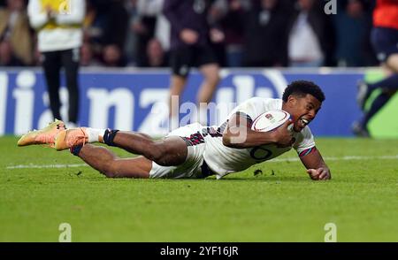 L'Anglais Immanuel Feyi-Waboso marque son premier essai lors du match international d'automne au stade Allianz de Twickenham. Date de la photo : samedi 2 novembre 2024. Banque D'Images