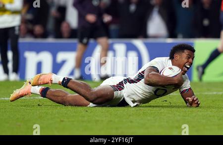 L'Anglais Immanuel Feyi-Waboso marque son premier essai lors du match international d'automne au stade Allianz de Twickenham. Date de la photo : samedi 2 novembre 2024. Banque D'Images