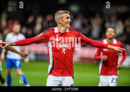 Matty Lund du Salford City FC célèbre avoir marqué le premier but de son équipe lors du match de premier tour de la FA Cup entre Salford City et Shrewsbury Town au Peninsula Stadium de Salford le samedi 2 novembre 2024. (Photo : Ian Charles | mi News) crédit : MI News & Sport /Alamy Live News Banque D'Images