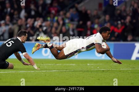 L'Anglais Immanuel Feyi-Waboso marque son premier essai lors du match international d'automne au stade Allianz de Twickenham. Date de la photo : samedi 2 novembre 2024. Banque D'Images