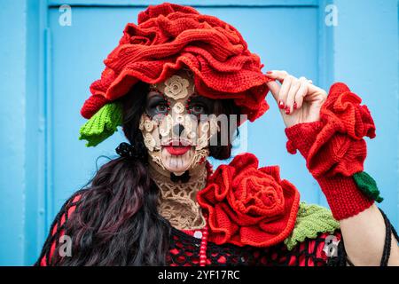 Londres, Royaume-Uni. 2 novembre 2024. Un fêtant en costume et en peinture de visage célèbre la Journée mexicaine des morts sur Columbia Road, dans l'est de Londres. La Journée mexicaine des morts est, malgré son nom, une joyeuse célébration honorant le décès des êtres chers, où les esprits des ancêtres reviennent et coïncide avec la Fête chrétienne de la veille de tous les reliques. Credit : Stephen Chung / Alamy Live News Banque D'Images