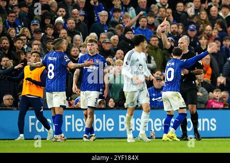 Kalvin Phillips d'Ipswich Town (à gauche) réagit après avoir reçu un carton rouge de l'arbitre Tim Robinson (à droite) après un deuxième carton jaune lors du match de premier League à Portman Road, Ipswich. Date de la photo : samedi 2 novembre 2024. Banque D'Images