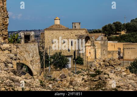 Ruines abandonnées de la ville fantôme de Craco. Une ville abandonnée en raison d'un tremblement de terre à la fin du XXe siècle. Province de Matera, Basilicate, Italie Banque D'Images