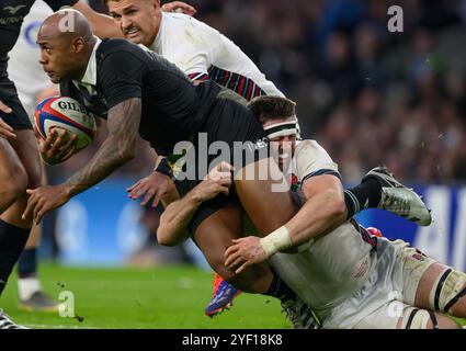 Londres, Royaume-Uni. 02 novembre 2024. Angleterre v Nouvelle-Zélande - Autumn Nations Series - Twickenham. Mark Tele'a est attaqué par Tom Curry. Crédit photo : Mark pain / Alamy Live News Banque D'Images