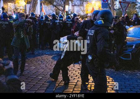 Berlin, Allemagne. 02 novembre 2024. Des policiers placent en détention un participant à une manifestation pro-palestinienne. Plusieurs centaines de personnes ont manifesté en solidarité avec la Palestine. Entre autres choses, ils ont exigé la fin de la fourniture d'armes à Israël et la fin de la guerre dans la bande de Gaza. Crédit : Christophe Gateau/dpa/Alamy Live News Banque D'Images