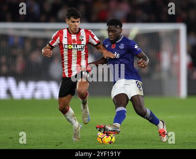 Mateus Fernandes de Southampton (à gauche) et Orel Mangala d'Everton se battent pour le ballon lors du premier League match au St Mary's Stadium de Southampton. Date de la photo : samedi 2 novembre 2024. Banque D'Images