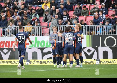 Kozuki Soichiro (TSV 1860 Muenchen, #14) bejubelt sein Tor zum 2:0 mit seinen Mitspielern SV Sandhausen vs TSV 1860 Muenchen, Fussball, 3. Liga, Spielzeit 2024/2025, 13. SPIELTAG, 02.11.2024 LA RÉGLEMENTATION DFL INTERDIT TOUTE UTILISATION DE PHOTOGRAPHIES COMME SÉQUENCES D'IMAGES. Foto : Eibner-Pressefoto/Achim Kunetka Banque D'Images