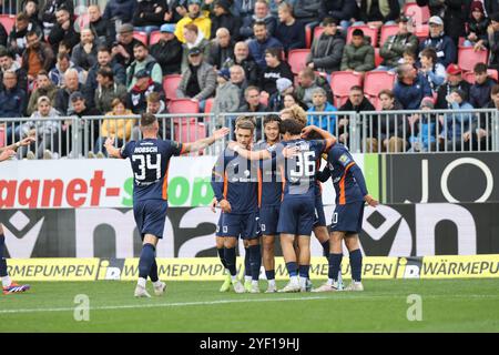 Kozuki Soichiro (TSV 1860 Muenchen, #14) bejubelt sein Tor zum 2:0 mit seinen Mitspielern SV Sandhausen vs TSV 1860 Muenchen, Fussball, 3. Liga, Spielzeit 2024/2025, 13. SPIELTAG, 02.11.2024 LA RÉGLEMENTATION DFL INTERDIT TOUTE UTILISATION DE PHOTOGRAPHIES COMME SÉQUENCES D'IMAGES. Foto : Eibner-Pressefoto/Achim Kunetka Banque D'Images