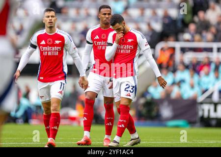 Le milieu de terrain de l'Arsenal Mikel Merino (23 ans) est découragé par le défenseur de l'Arsenal Gabriel Martinelli (6 ans) lors du Newcastle United FC vs Arsenal FC English premier League match à l'occasion de la rencontre James' Park, Newcastle, Angleterre, Royaume-Uni le 2 novembre 2024 crédit : Every second Media/Alamy Live News Banque D'Images
