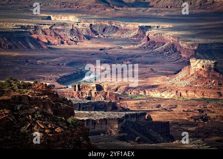 La Green River serpente à travers le paysage accidenté du bassin de Soda Springs, sculptant de profonds canyons dans le parc national de Canyonlands, Utah. Banque D'Images