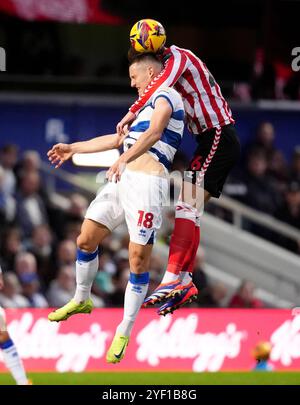 Le Zan Celar des Queens Park Rangers, combat pour le ballon dans les airs avec Chris Mepham de Sunderland lors du Sky Bet Championship match au MATRADE Loftus Road Stadium de Londres. Date de la photo : samedi 2 novembre 2024. Banque D'Images