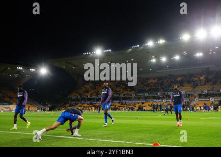 Joueurs de Crystal Palace pendant l'échauffement avant le match de premier League Wolverhampton Wanderers vs Crystal Palace à Molineux, Wolverhampton, Royaume-Uni, le 2 novembre 2024 (photo de Gareth Evans/News images) Banque D'Images