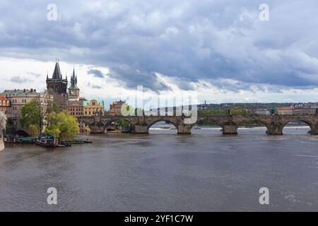 Vue sur la rivière Vltava à Prague, avec la tour du pont de la vieille ville et la flèche du musée Bedrich Smetana surplombant le pont Charles, République tchèque. Banque D'Images