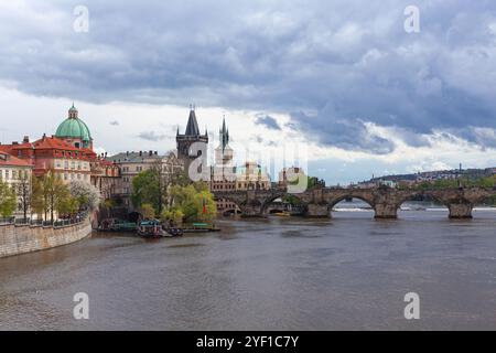Vue sur la rivière Vltava à Prague, avec la tour du pont de la vieille ville et le dôme de la cathédrale Saint-Nicolas surplombant le pont Charles, République tchèque. Banque D'Images