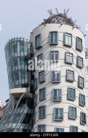 The Dancing House, le bâtiment emblématique et sinueux conçu par les architectes Frank Gehry et Vlado Milunić, situé dans le centre de Prague, en Tchéquie. Banque D'Images