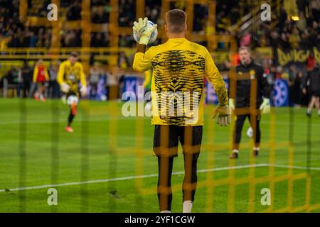 Alexander Meyer (Borussia Dortmund 09, #33) spielt sich Warm, GER BVB Borussia Dortmund 09 vs. RB Leipzig, Fussball, Bundesliga, Spieltag 9, saison 2024/2025, 02.11.2024 LA RÉGLEMENTATION DFB/DFL INTERDIT TOUTE UTILISATION DE PHOTOGRAPHIES COMME SÉQUENCES D'IMAGES ET/OU QUASI-VIDÉO, FOTO : EIBNER-PRESSEFOTO/FABIAN FRIESE Banque D'Images