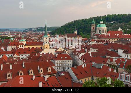 Vue panoramique de Prague au crépuscule, avec l'église Thomas à gauche et l'église Nicholas (Malá Strana) à droite (République tchèque) Banque D'Images