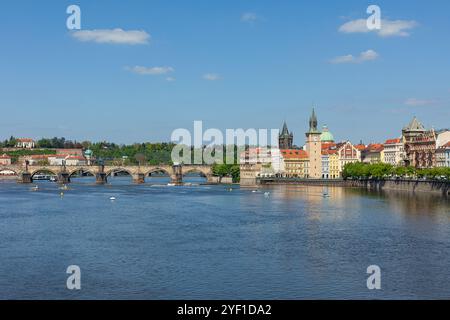Le pont Charles traversant la rivière Vltava à Prague, avec la tour du pont de la vieille ville et le musée Bedrich Smetana sur la gauche - République tchèque. Banque D'Images