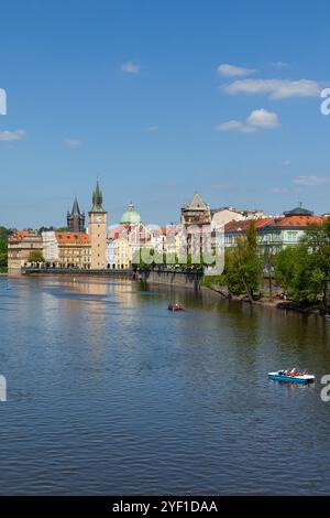 Le pont Charles traversant la rivière Vltava à Prague, avec la tour du pont de la vieille ville et le musée Bedrich Smetana sur la gauche - République tchèque. Banque D'Images