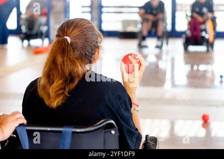 Personnes handicapées jouant à la boccia, un sport paralympique Banque D'Images