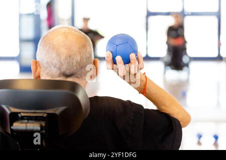 Personnes handicapées jouant à la boccia, un sport paralympique Banque D'Images