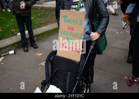 Londres, Royaume-Uni. 02 novembre 2024. Un manifestant est vu tenant une pancarte qui dit « il n'y a pas parce que dans le génocide » pendant le rassemblement. Des manifestants pro-palestiniens se sont rendus à l’ambassade américaine à Londres pour exiger la fin du conflit à Gaza, l’arrêt des frappes au Liban et pour manifester leur opposition à une éventuelle guerre avec l’Iran. Crédit : SOPA images Limited/Alamy Live News Banque D'Images